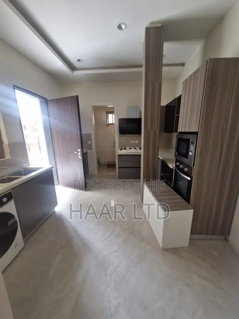 5bdrm Duplex in Banana Island for sale