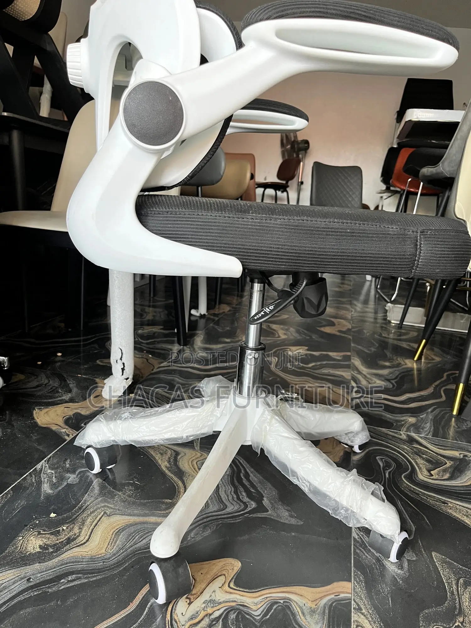 Ergonomic Mesh Office Chair - High-Back Swivel Chair With Headrest
