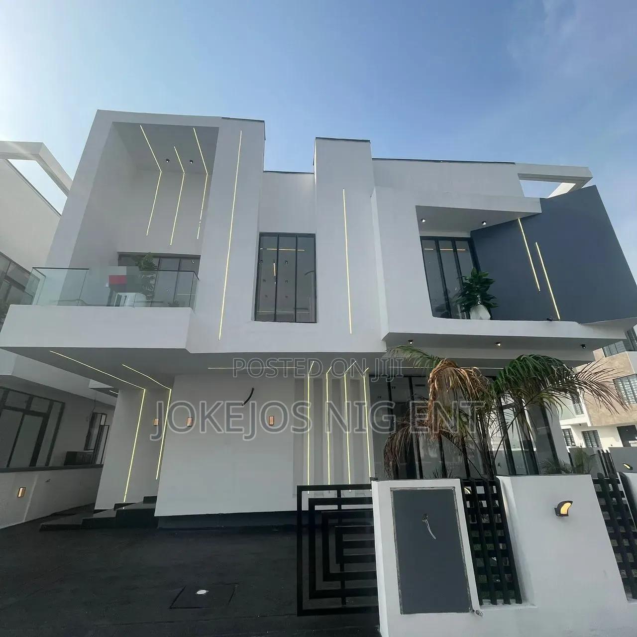 5bdrm Duplex in Chevron Drive for sale