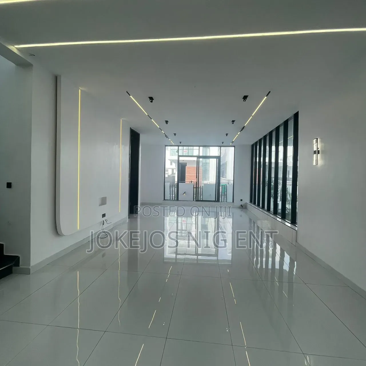 5bdrm Duplex in Chevron Drive for sale