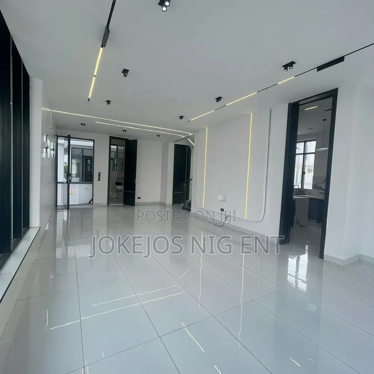 5bdrm Duplex in Chevron Drive for sale