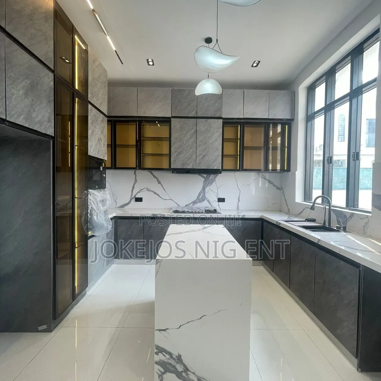 5bdrm Duplex in Chevron Drive for sale