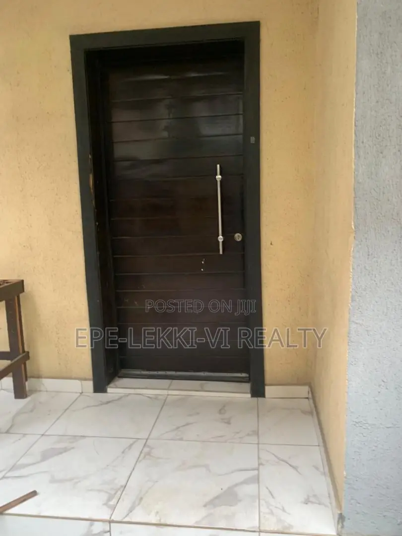 4bdrm House in In A Mini Court Not, Ikate for rent
