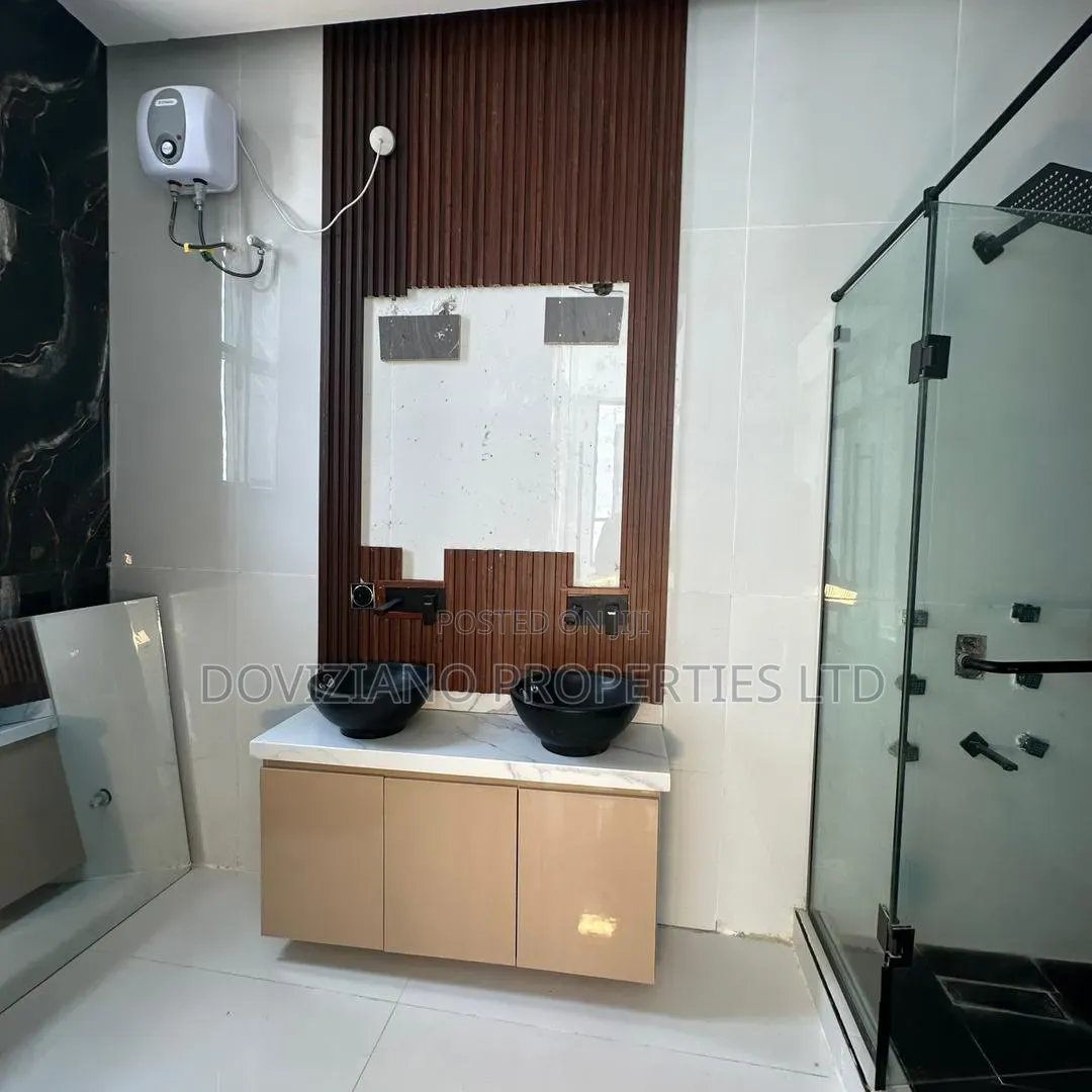 4bdrm Duplex in Chevron for sale