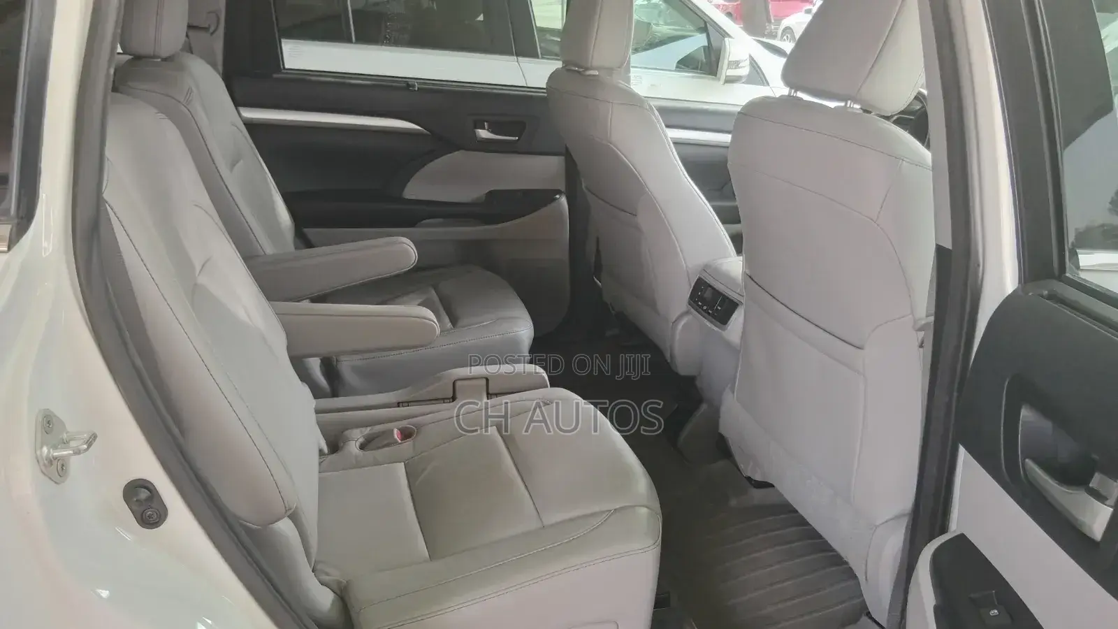 Toyota Highlander XLE 4x4 V6 (3.5L 6cyl 8A) 2018 Off white