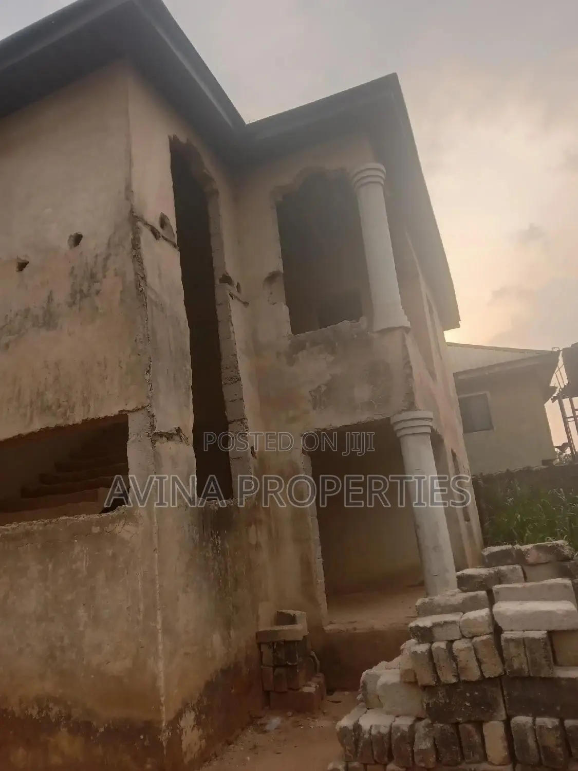 A Storey Building of 14 Room's to Converterble Flats 85%
