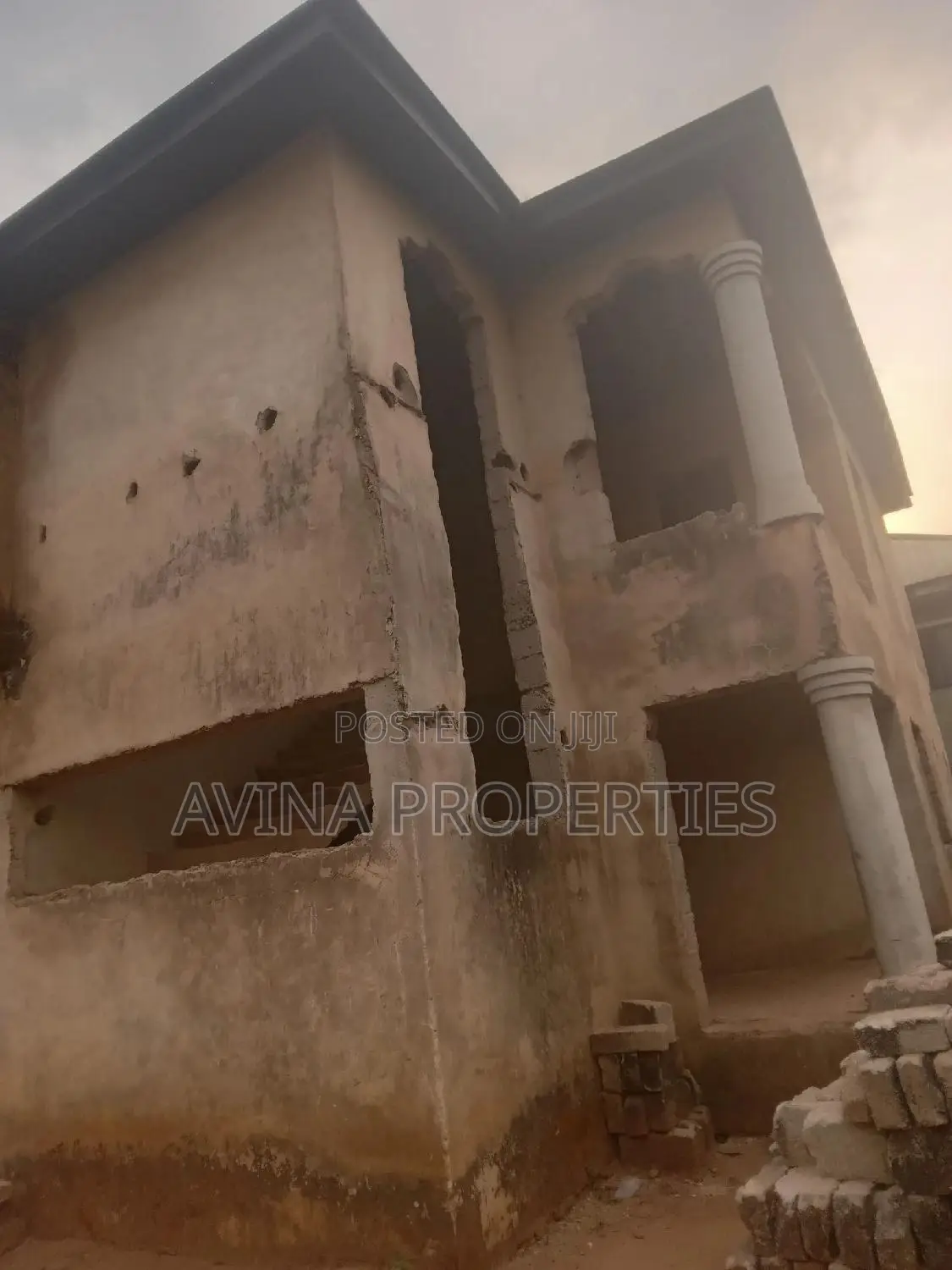 A Storey Building of 14 Room's to Converterble Flats 85%