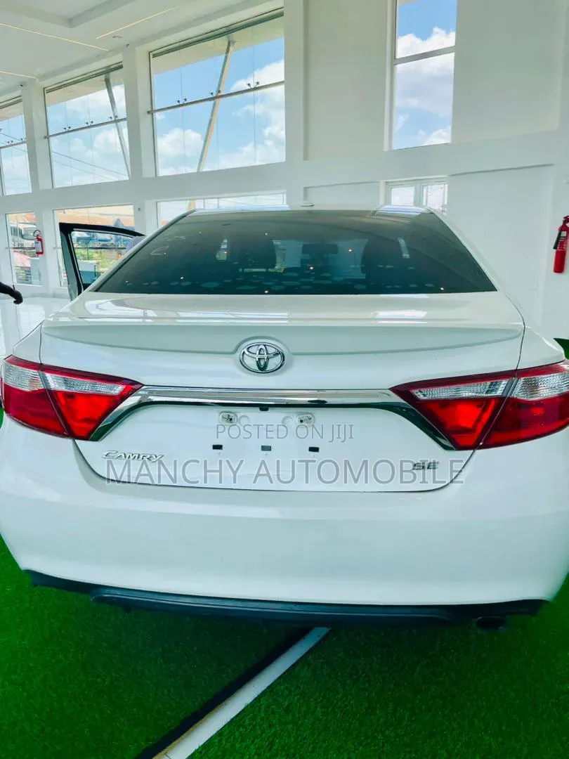 Toyota Camry SE 4dr Sedan (2.5L 4cyl 6A) 2016 White