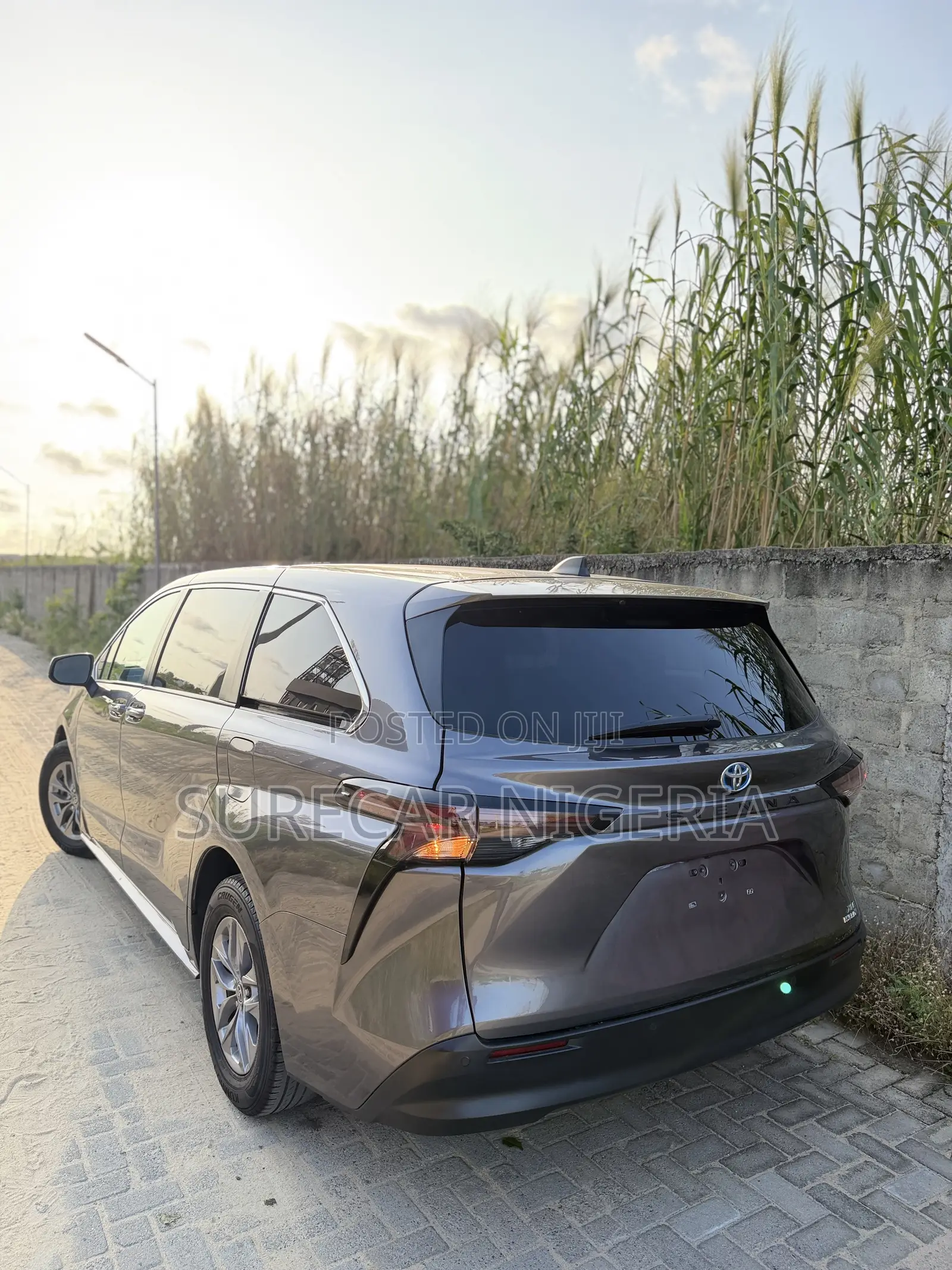 Toyota Sienna Limited AWD 7-Passenger 2023 Gray