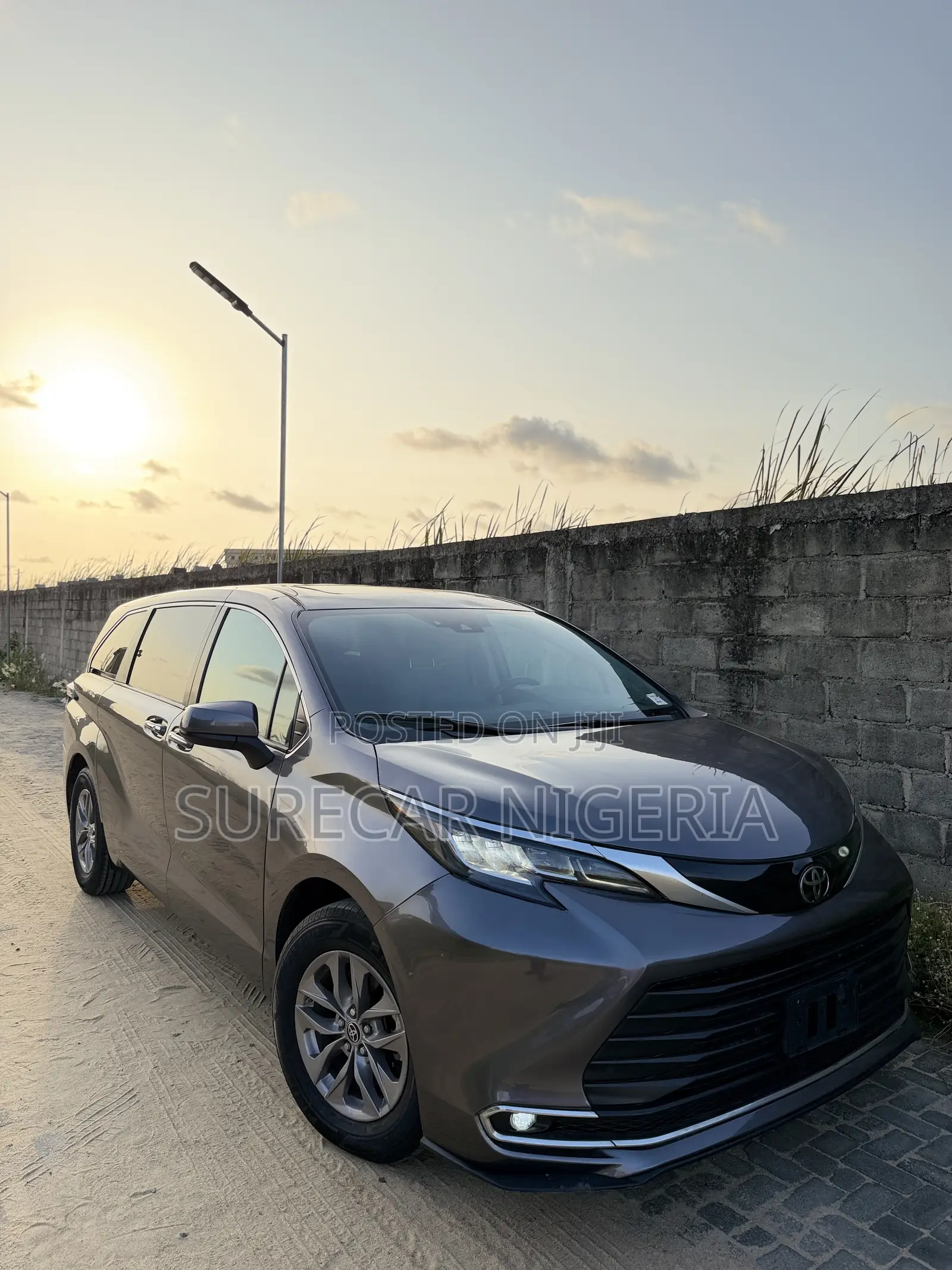 Toyota Sienna Limited AWD 7-Passenger 2023 Gray