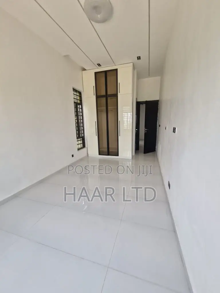 5bdrm Duplex in Chevron for sale
