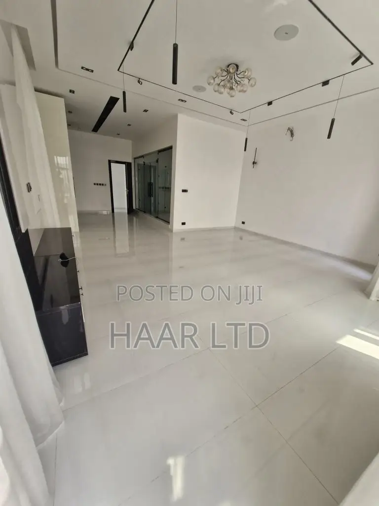 5bdrm Duplex in Chevron for sale