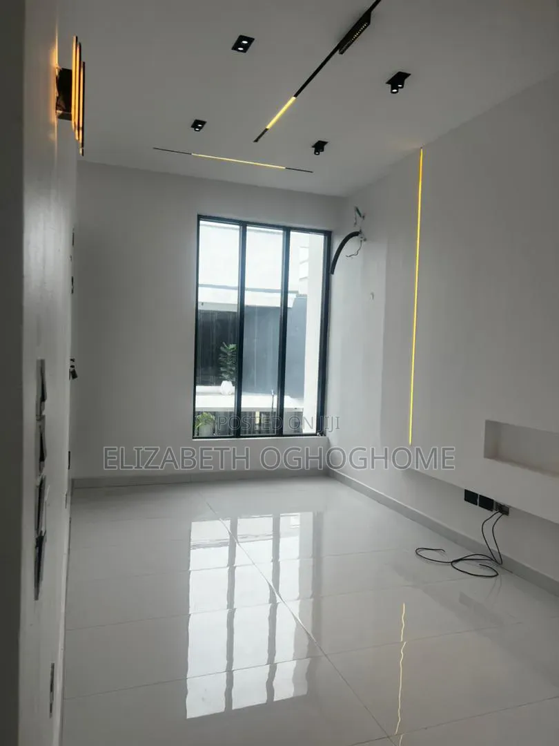 Furnished 5bdrm Duplex in Chevron for sale