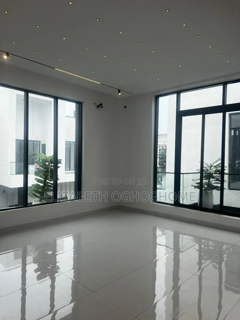 Furnished 5bdrm Duplex in Chevron for sale