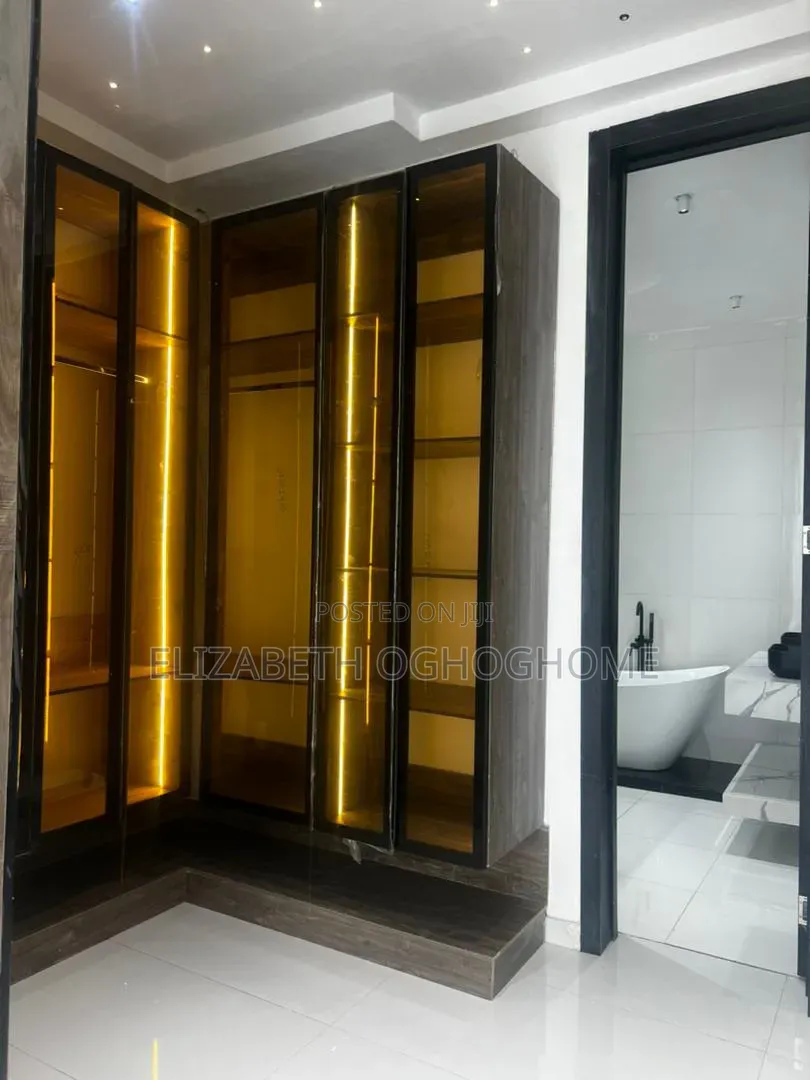 Furnished 5bdrm Duplex in Chevron for sale