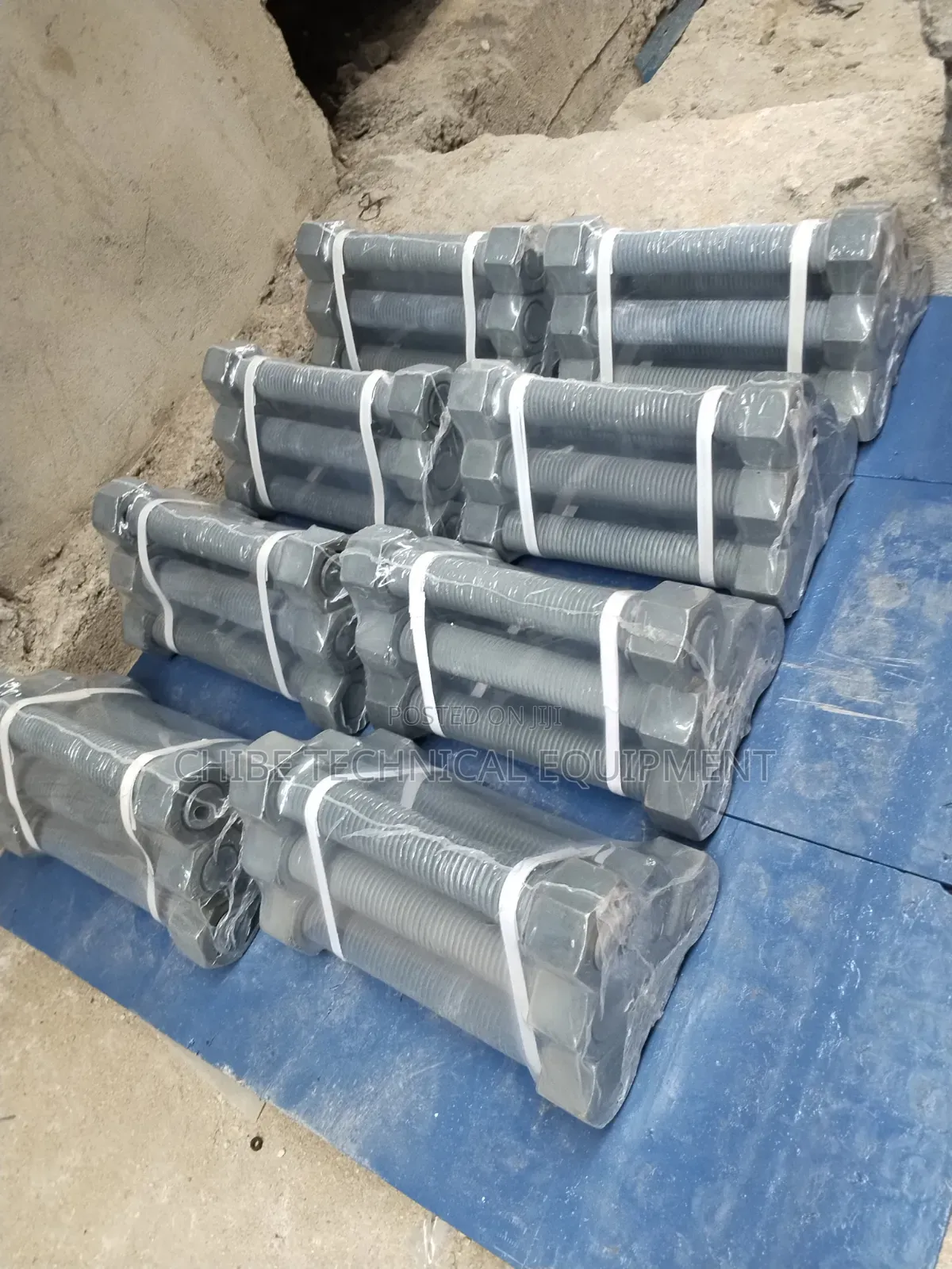 1.5/8 X 320 Hot Dip Galvanized Stud Bolt And Nut
