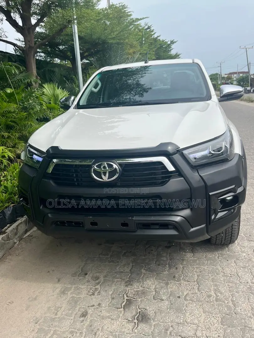 Toyota Hilux 2025 White