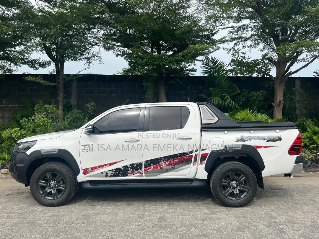 Toyota Hilux 2025 White