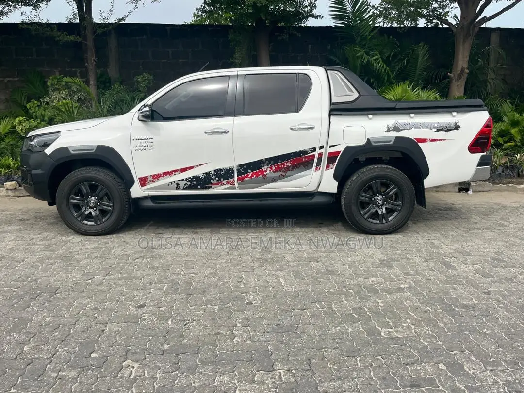 Toyota Hilux 2025 White