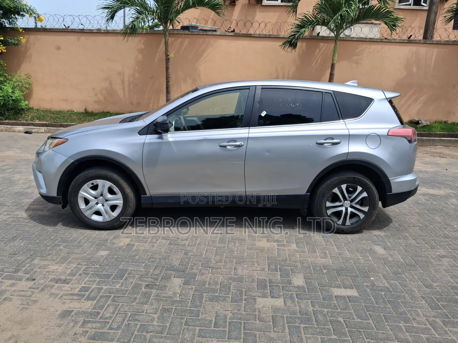 Toyota RAV4 LE 4dr SUV AWD (2.5L 4cyl 6A) 2018 Silver