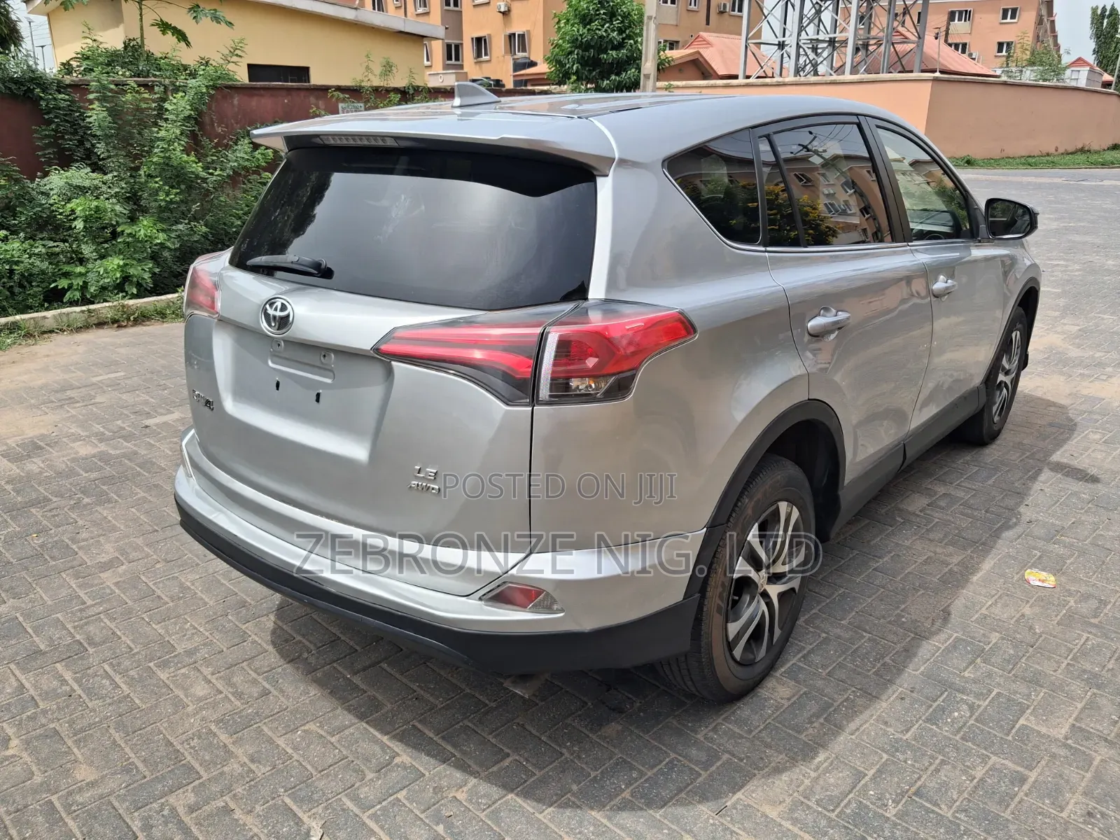 Toyota RAV4 LE 4dr SUV AWD (2.5L 4cyl 6A) 2018 Silver