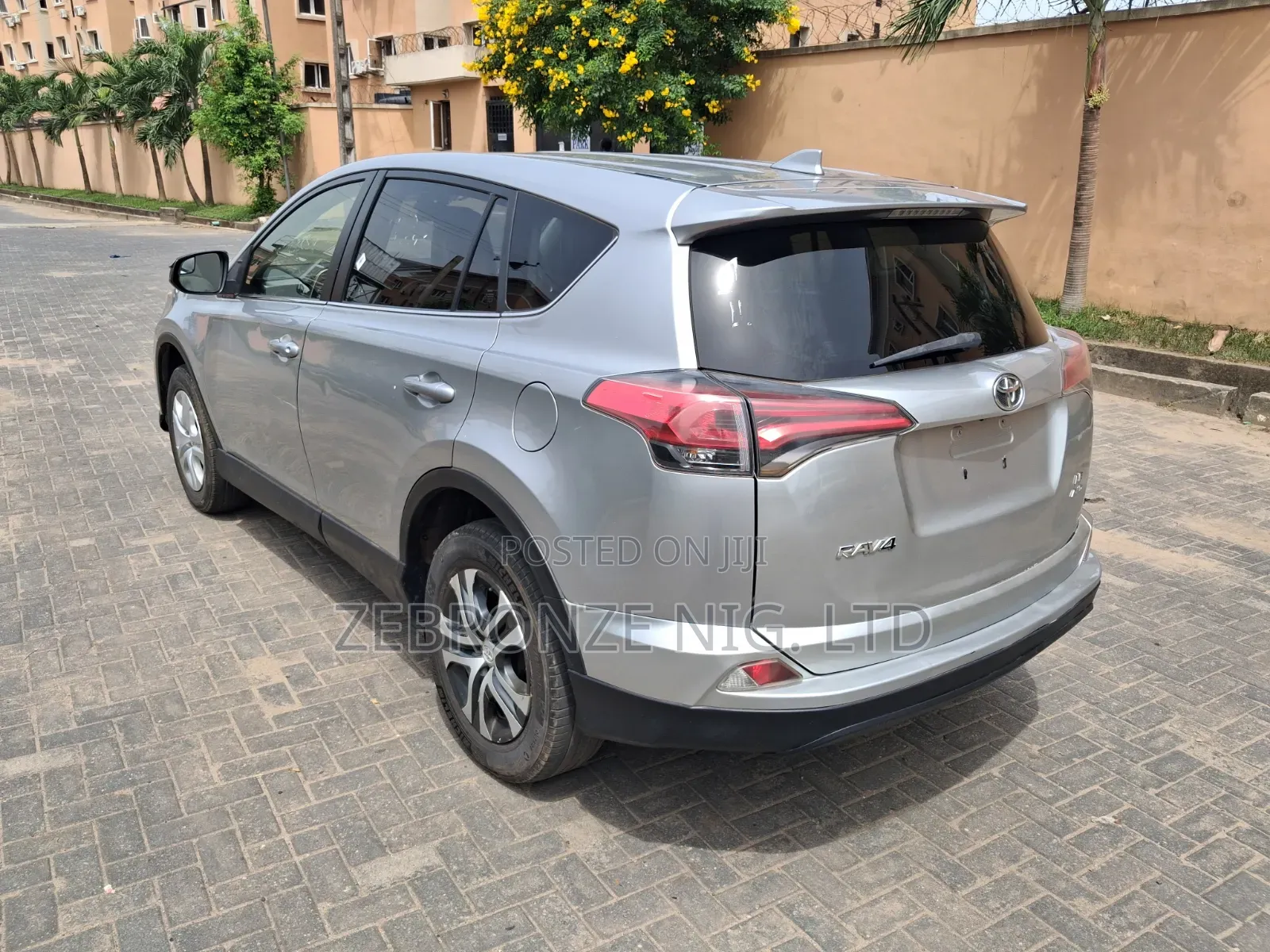 Toyota RAV4 LE 4dr SUV AWD (2.5L 4cyl 6A) 2018 Silver