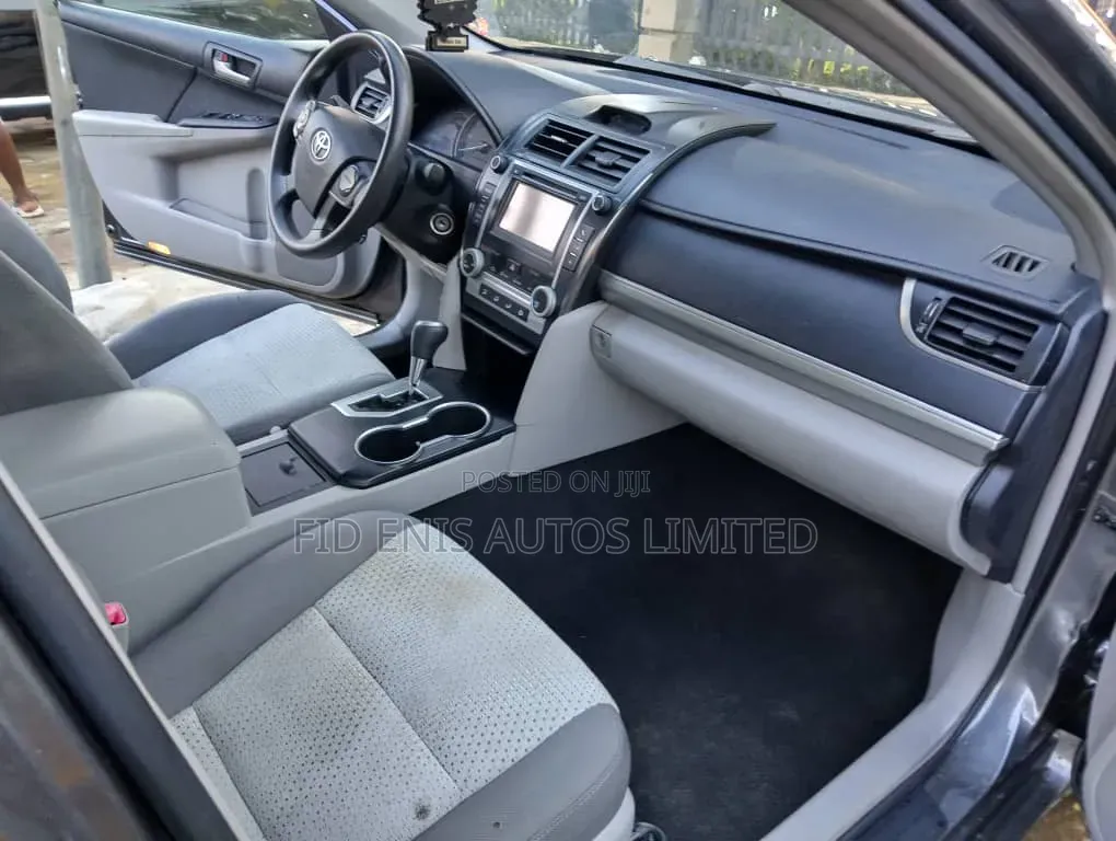 Toyota Camry LE 4dr Sedan (2.5L 4cyl 6A) 2013 Gray