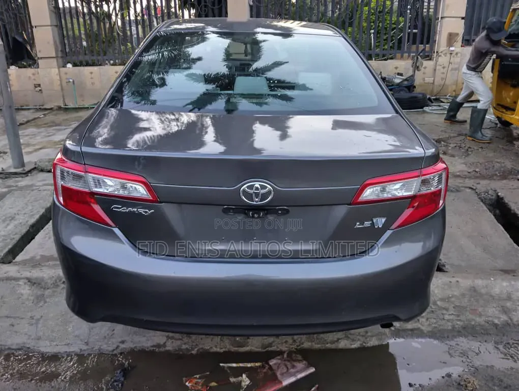 Toyota Camry LE 4dr Sedan (2.5L 4cyl 6A) 2013 Gray