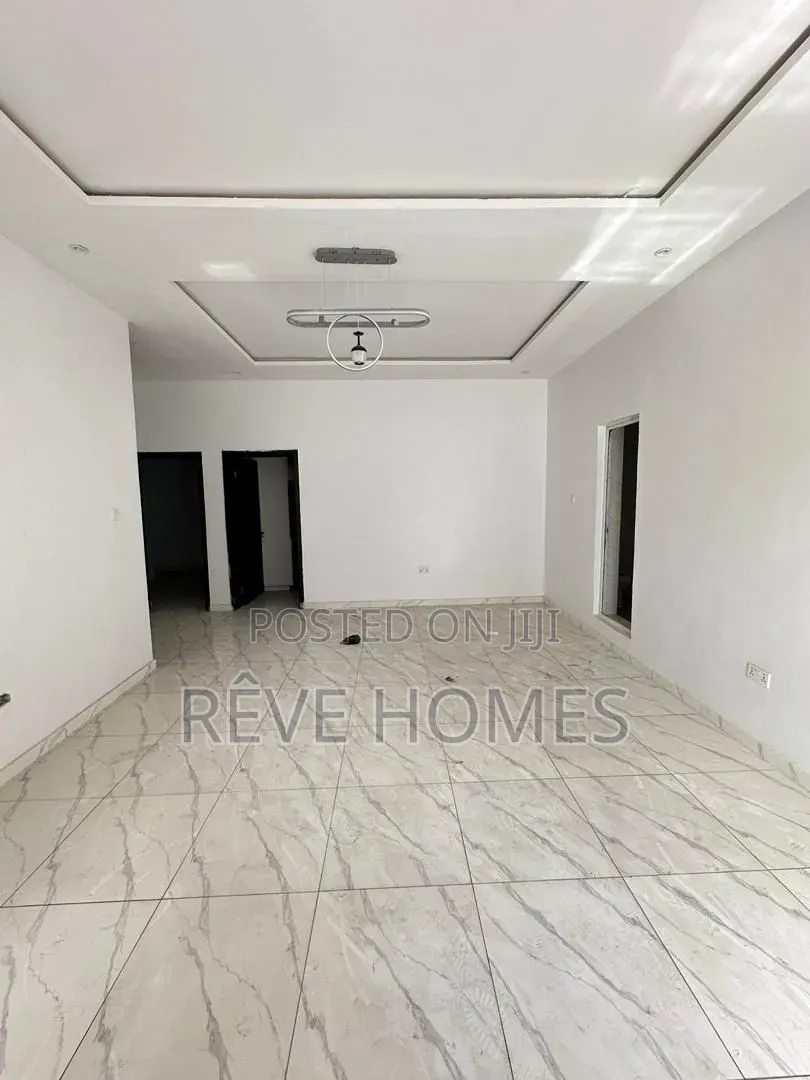 3bdrm Apartment in Mobil, Ilaje for sale