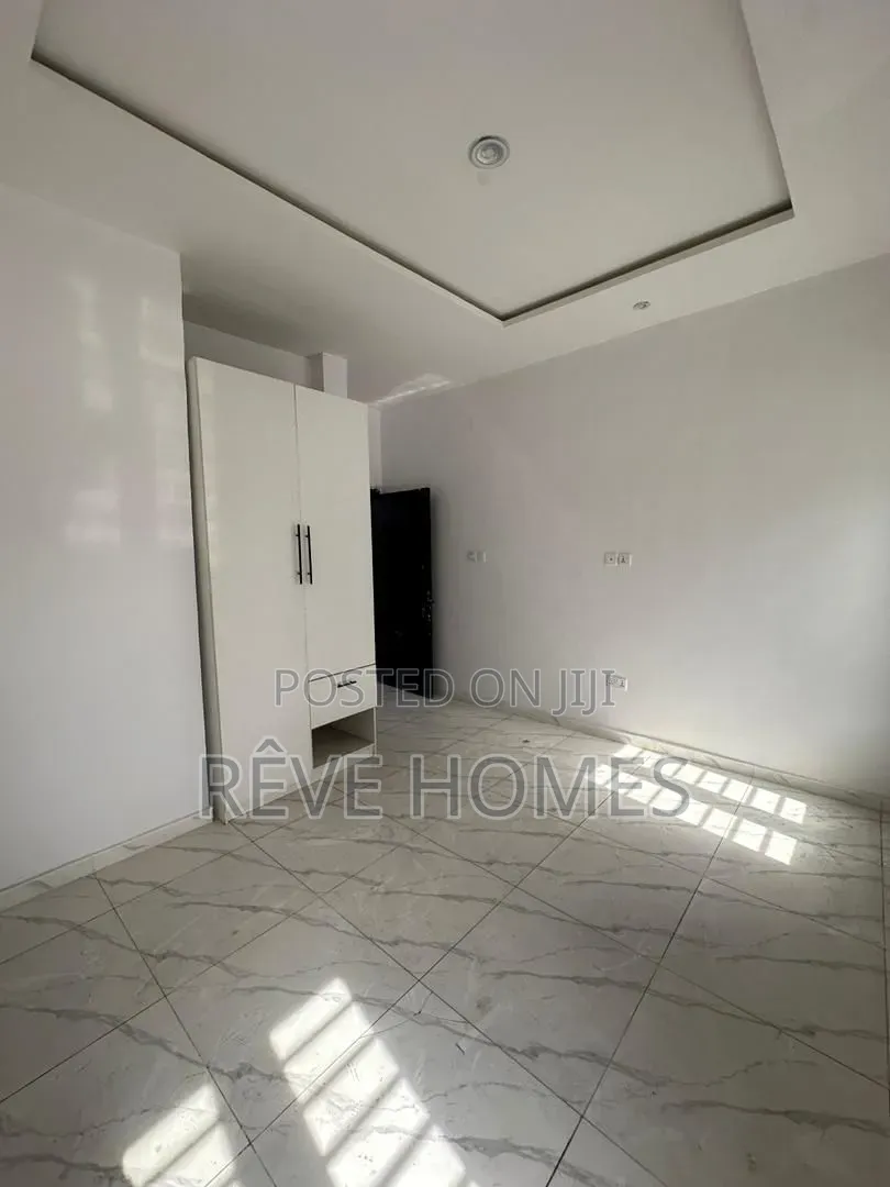 3bdrm Apartment in Mobil, Ilaje for sale