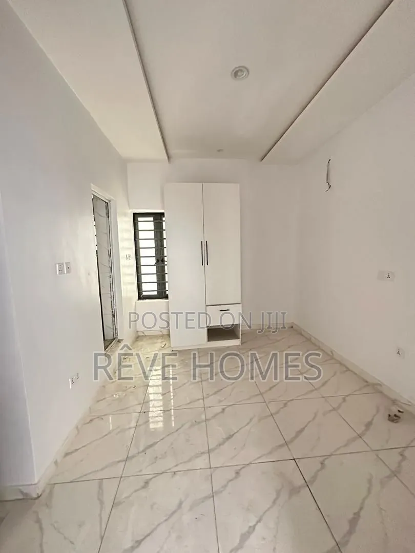 3bdrm Apartment in Mobil, Ilaje for sale