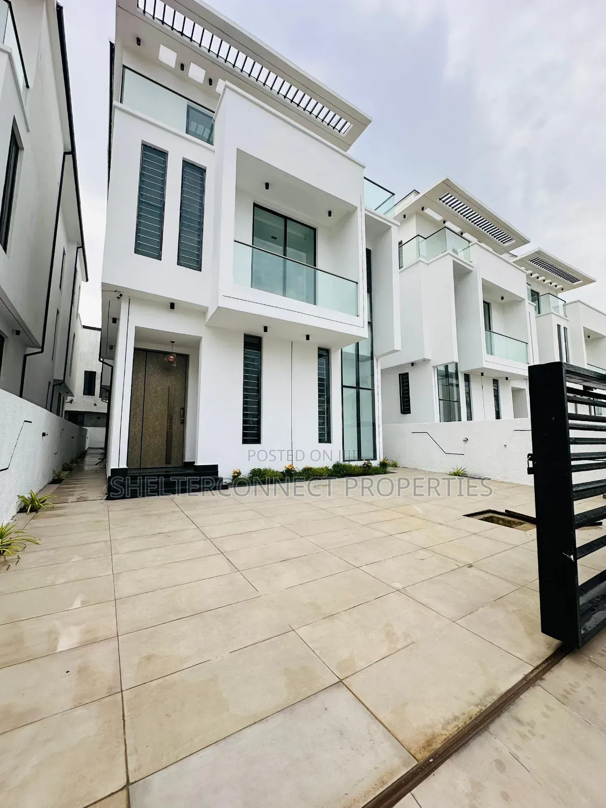 5bdrm Duplex in Chevron for sale