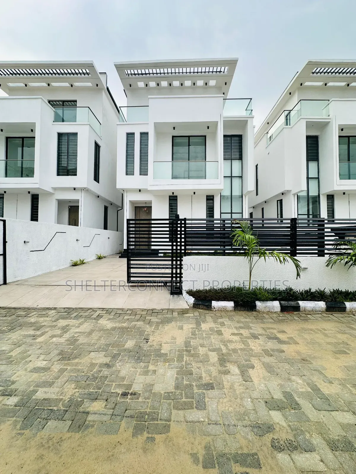 5bdrm Duplex in Chevron for sale