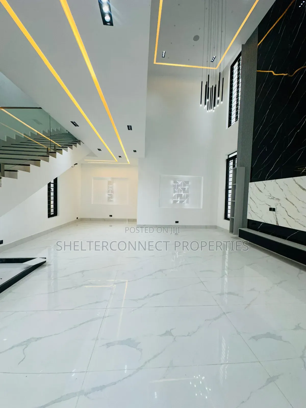 5bdrm Duplex in Chevron for sale
