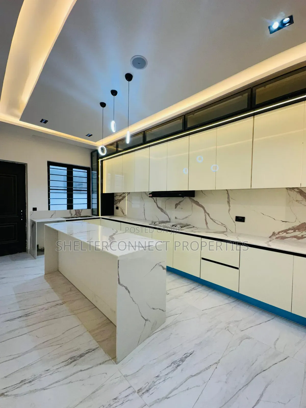 5bdrm Duplex in Chevron for sale