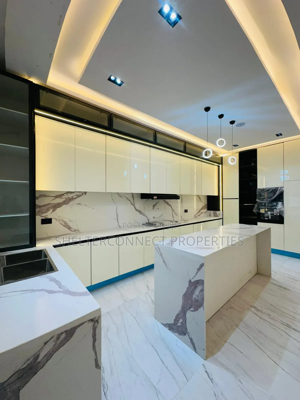 5bdrm Duplex in Chevron for sale