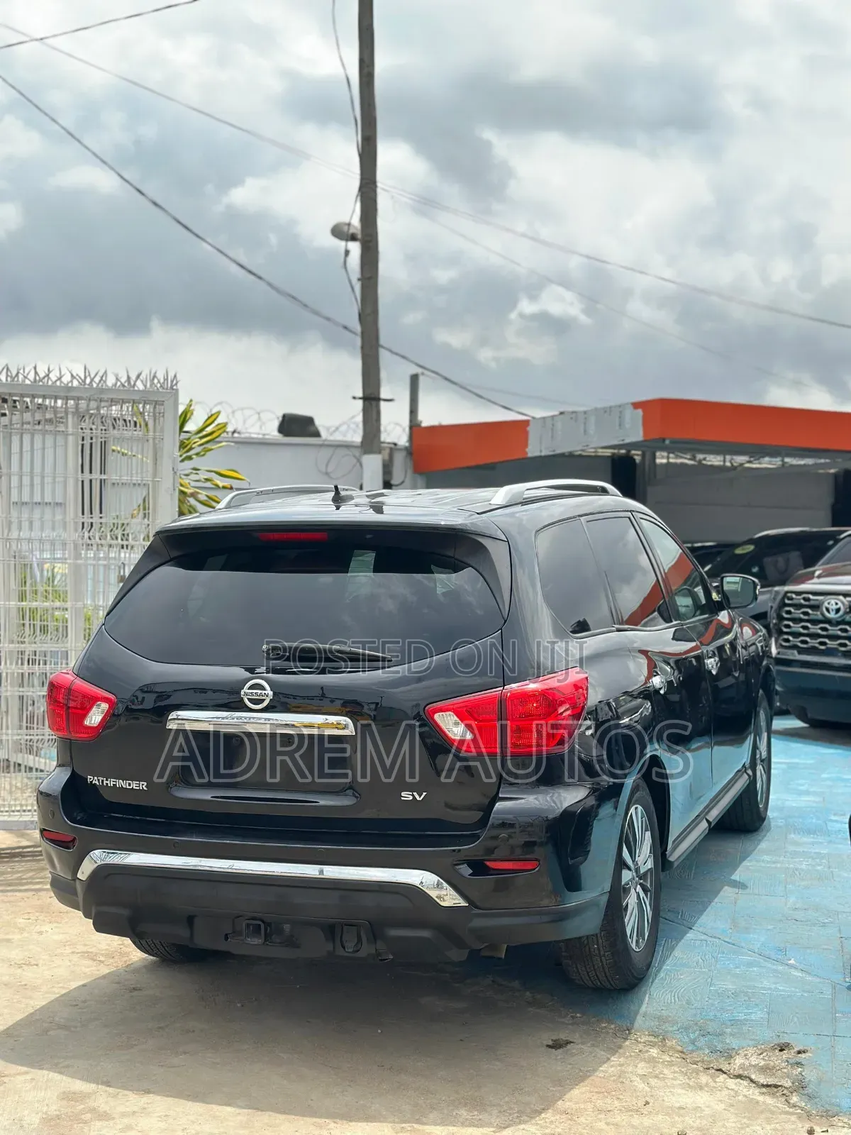 Nissan Pathfinder SV 2018 Black