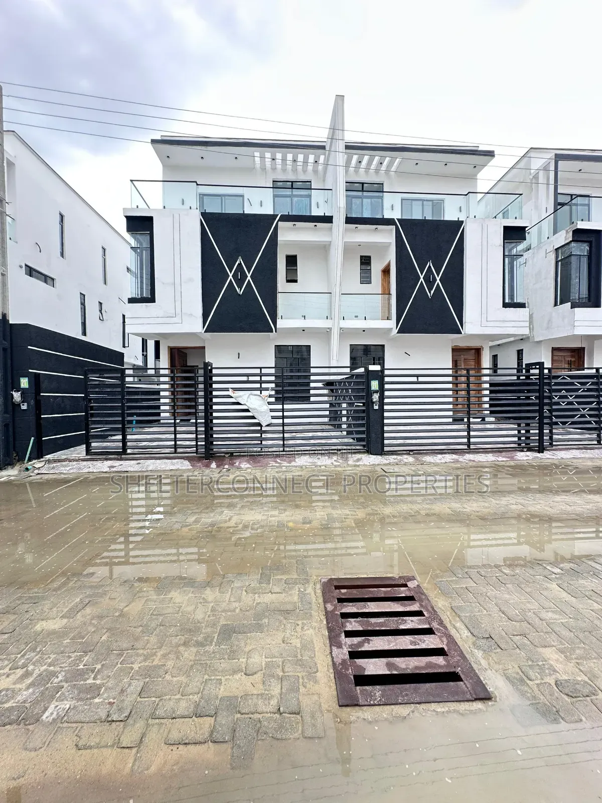 5bdrm Duplex in Chevron for sale