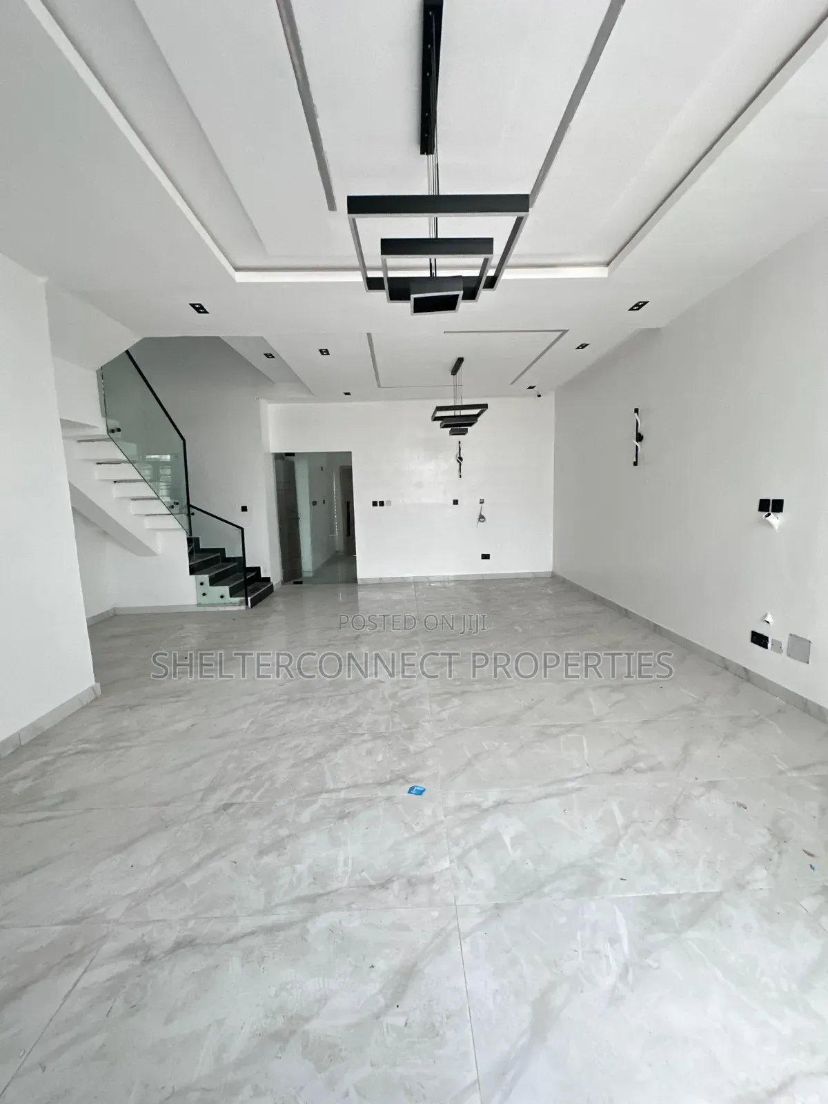 5bdrm Duplex in Chevron for sale