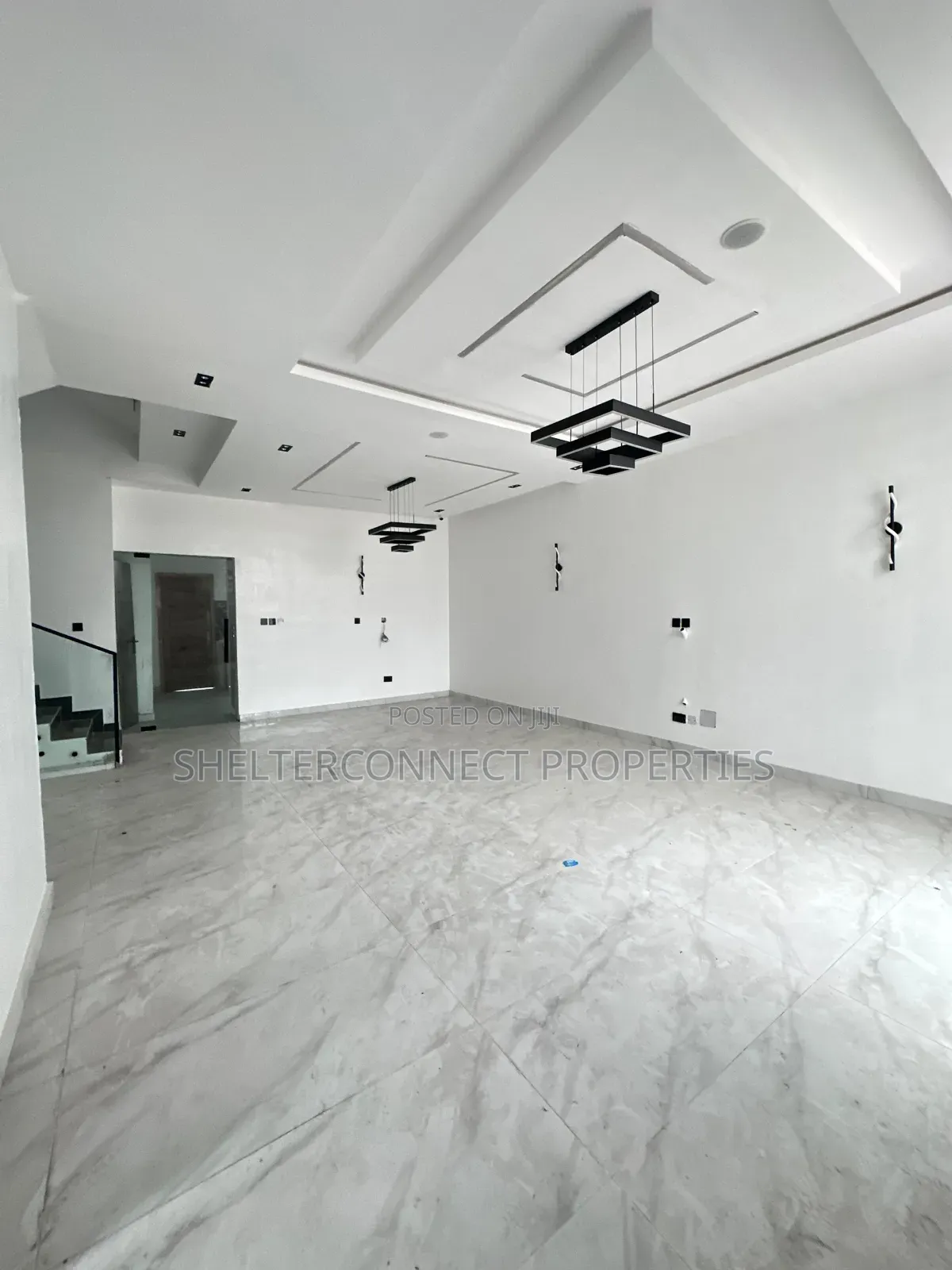 5bdrm Duplex in Chevron for sale