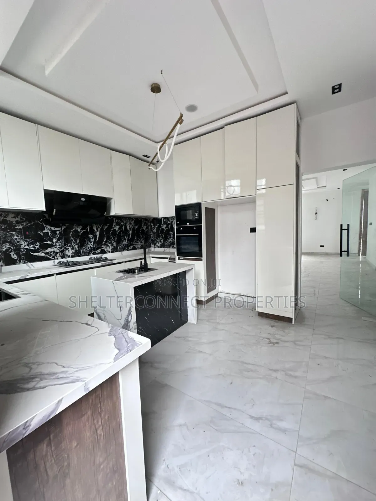 5bdrm Duplex in Chevron for sale