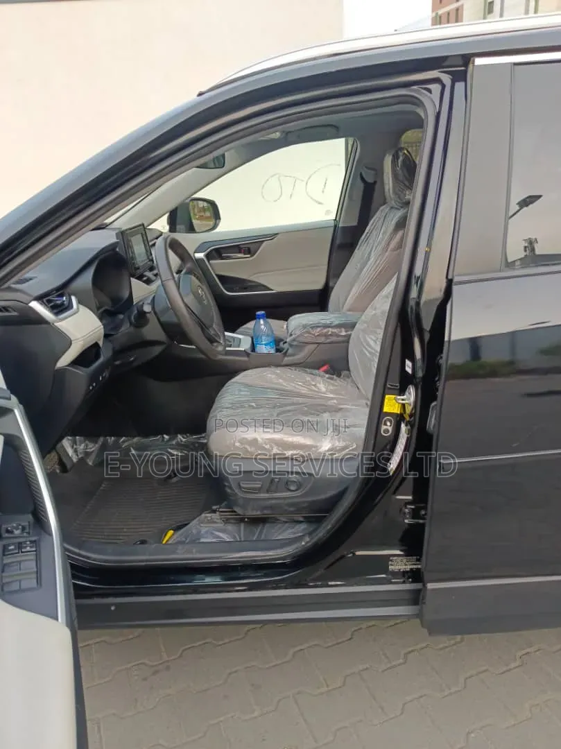 Toyota RAV4 XLE 2021 Black