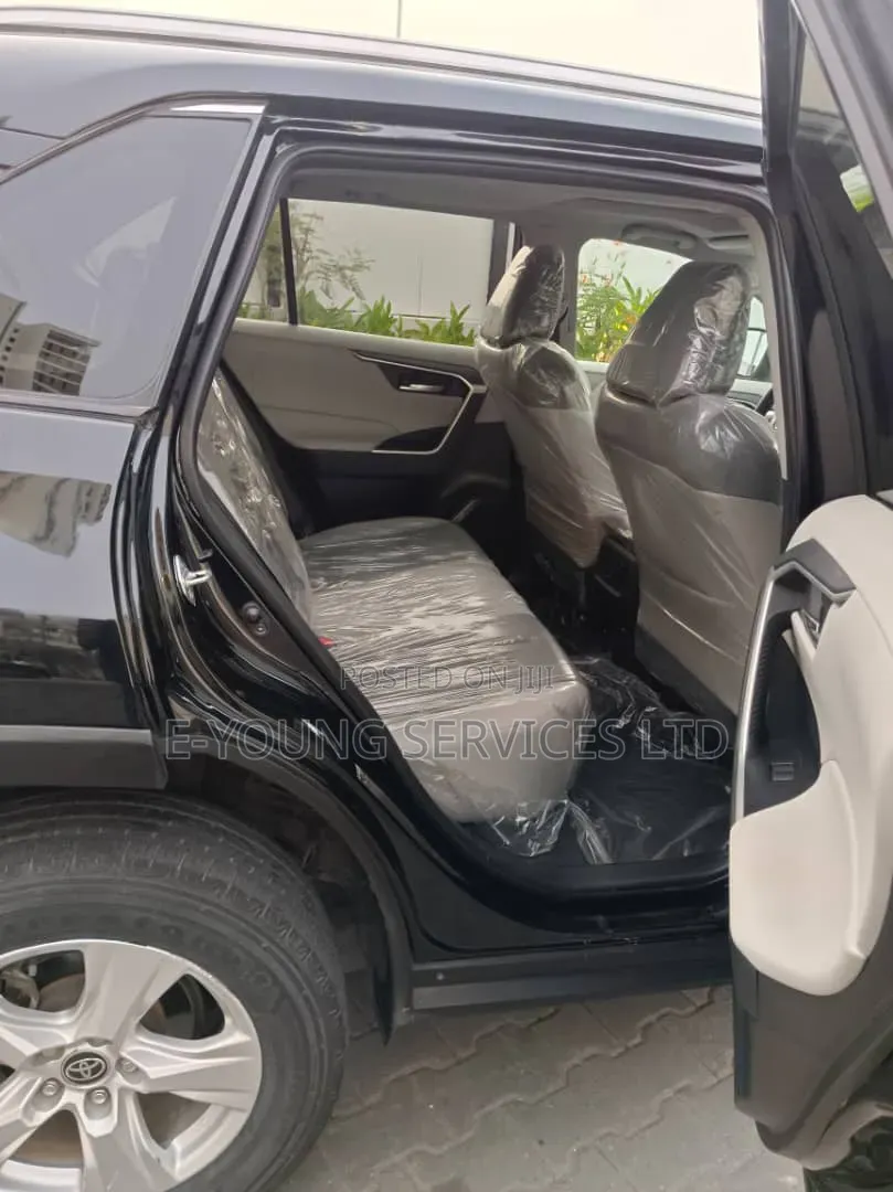 Toyota RAV4 XLE 2021 Black