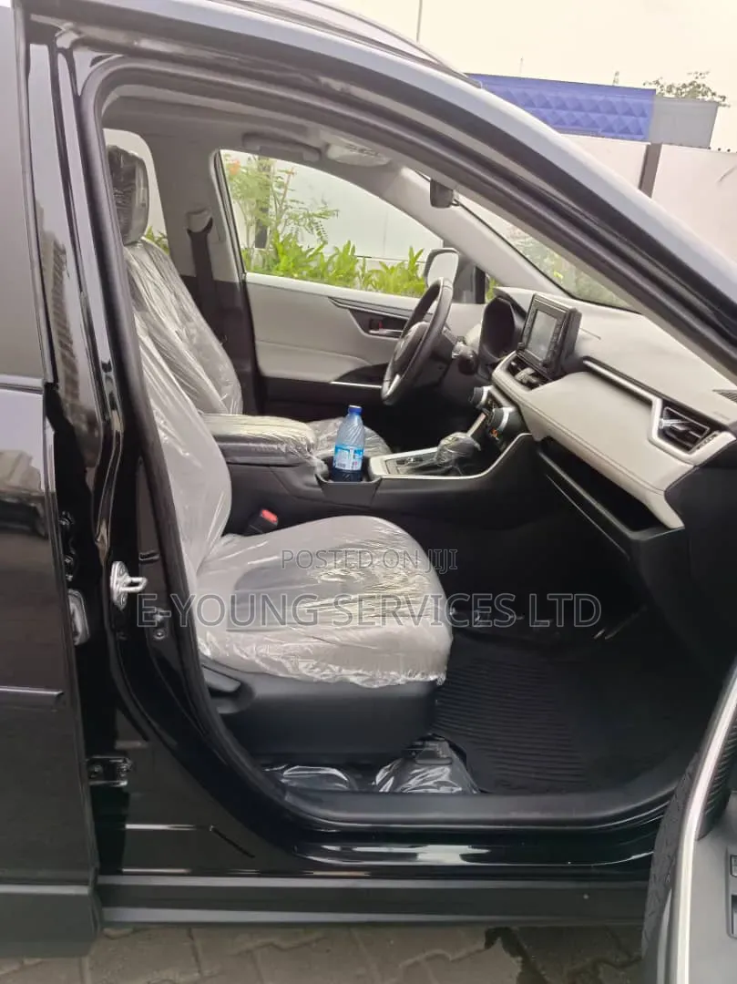 Toyota RAV4 XLE 2021 Black