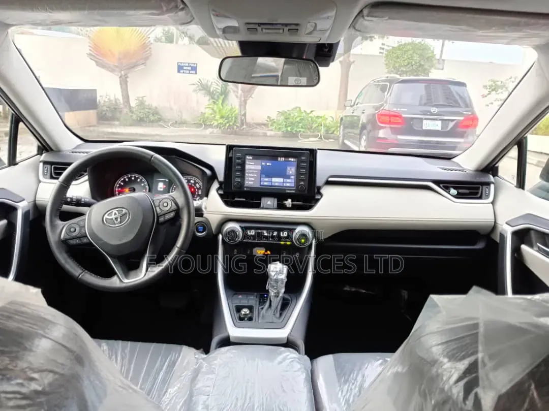 Toyota RAV4 XLE 2021 Black