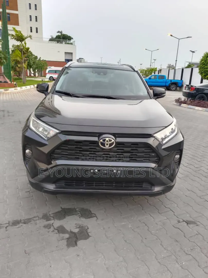 Toyota RAV4 XLE 2021 Black