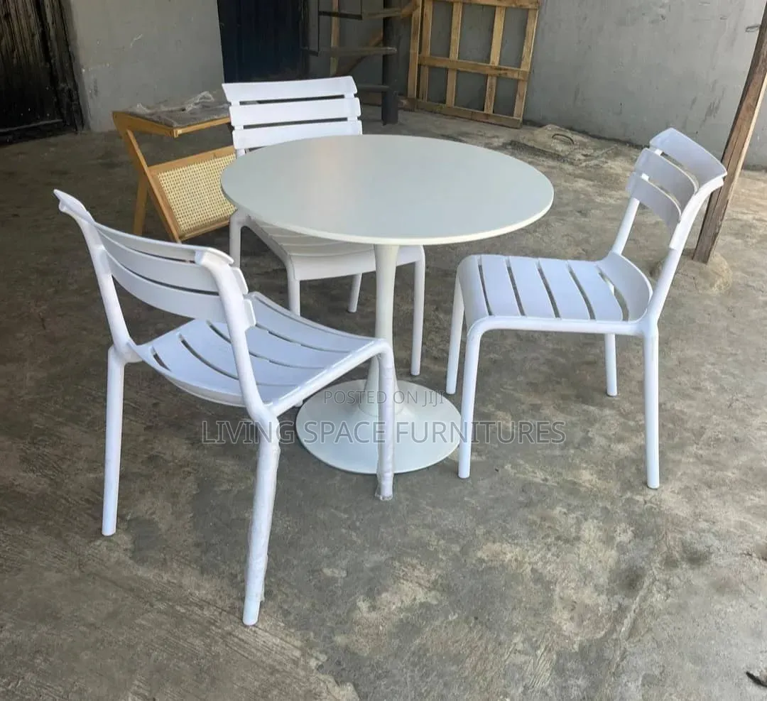 High-quality Table With Three Fibre Chairs