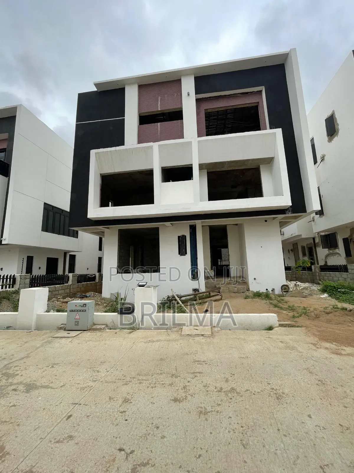 5bdrm Duplex in FHA for sale