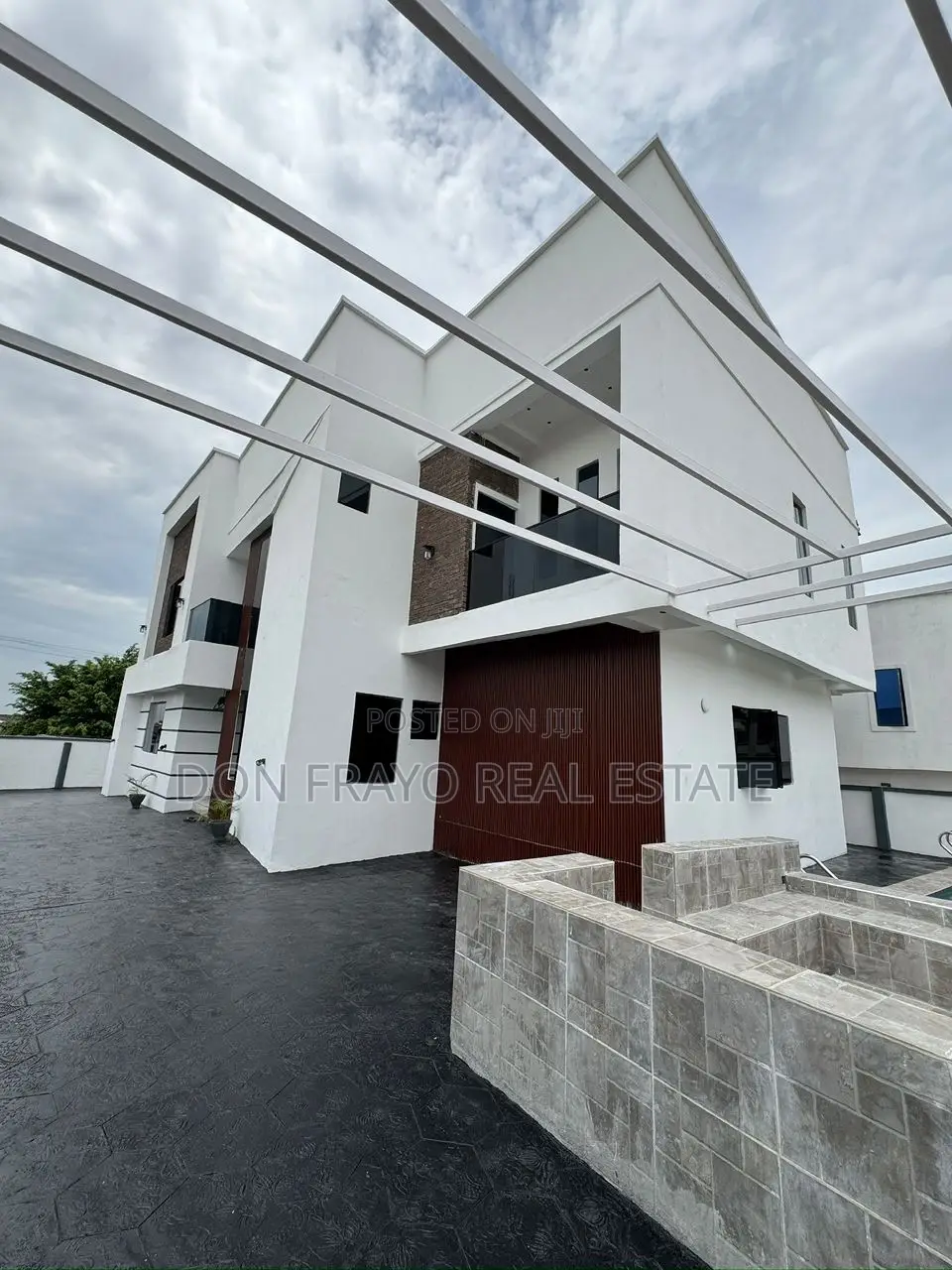 4bdrm Duplex in Onikoko Close Agodi for sale