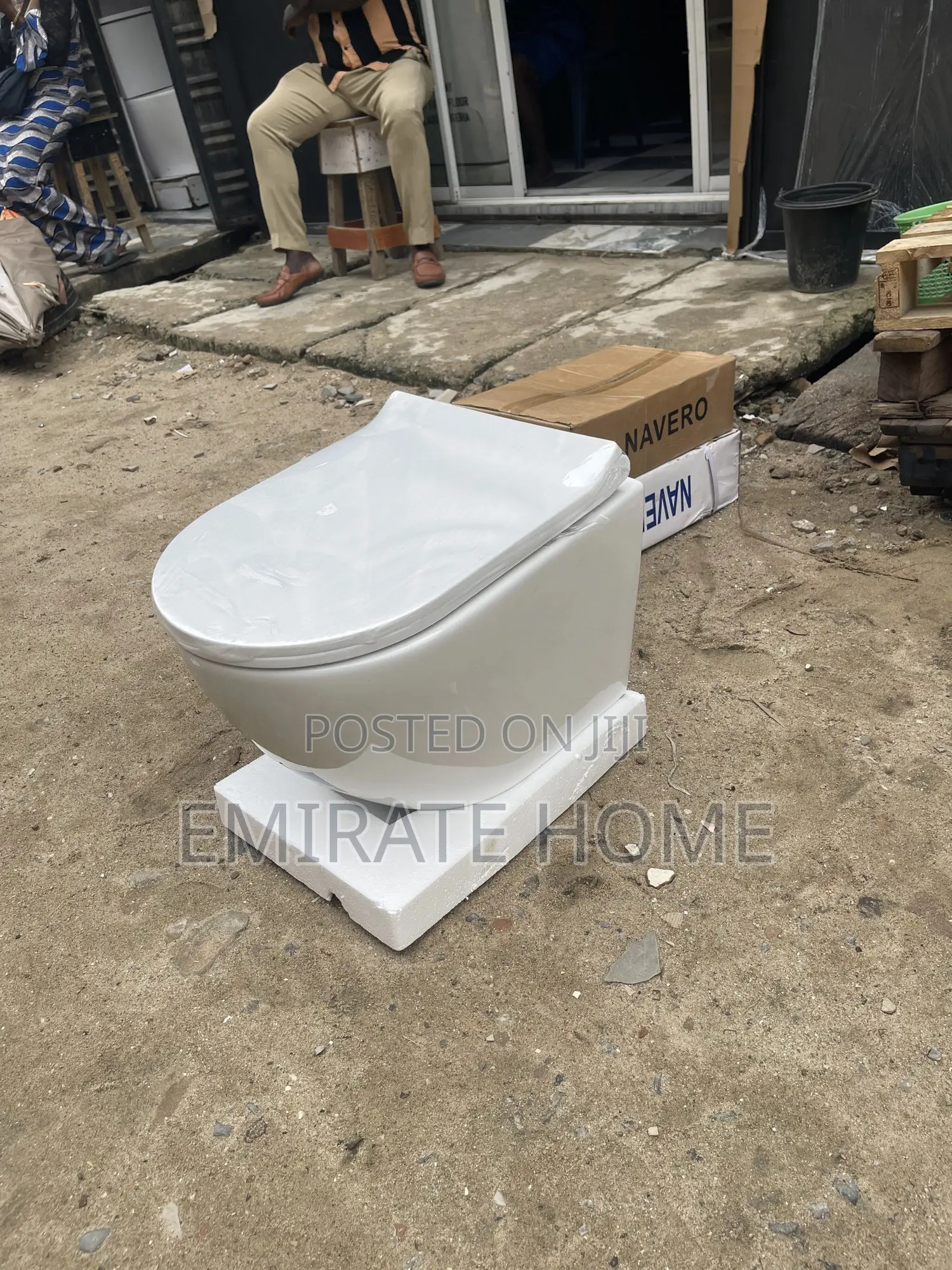Wall Hung Toilet Seat With Tank and Complete Accessories